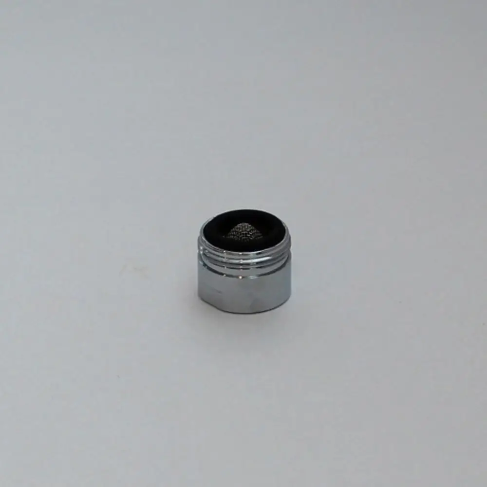 Kleinrunder Strahlregler in Chrom mit schwarzem Einsatzelement, hergestellt von Ideal Standard, auf einem hellen Untergrund.